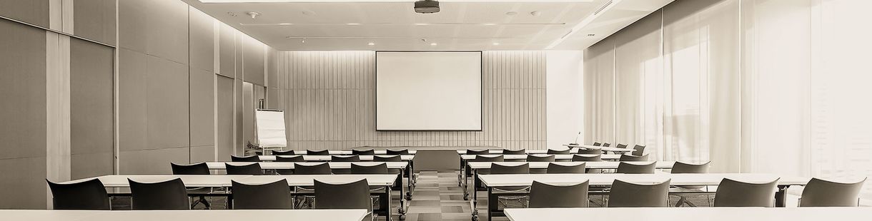 Bild eines bestuhlten Seminarraums